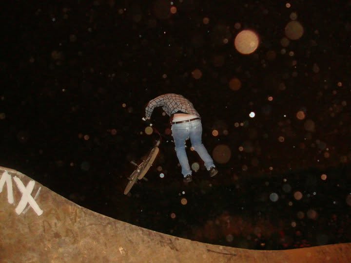 Rider realizando manobra no Bowl do Parque das Crianças em Guarapuava em 2010