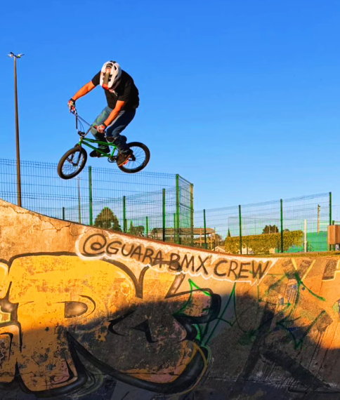 Renan Furlan andando de BMX no Bowl do Parque das Crianças em Guarapuava em 2026